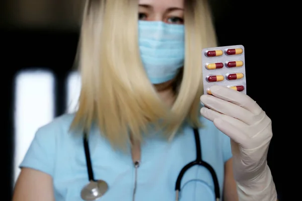 Kvinna Medicinsk Mask Håller Förpackning Med Piller Läkare Med Medicinering — Stockfoto