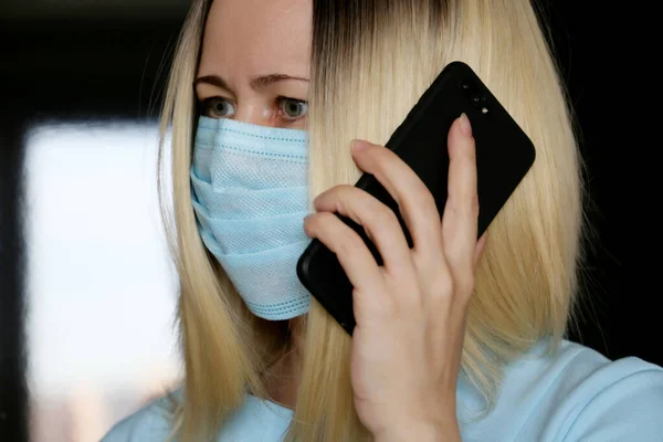Porträtt Blond Kvinna Ansiktsmask Talar Mobiltelefon Smartphone Kvinnlig Hand Nära — Stockfoto