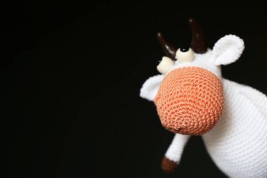 Siyah arka planda izole edilmiş beyaz örülü oyuncak boğa, yeni yıl tebrik kartı. Çin Boğa Yılı, Zodiac Sembolü 2021