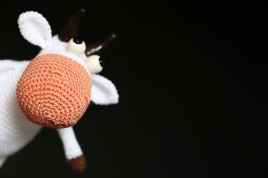 Siyah arka planda izole edilmiş beyaz örülü oyuncak boğa, yeni yıl tebrik kartı. Çin Boğa Yılı, Zodiac Sembolü 2021