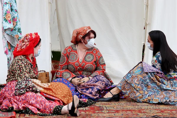 Moskva Ryssland September 2020 Romska Kvinnor Ansiktsmasker Som Sitter Zigenarläger — Stockfoto