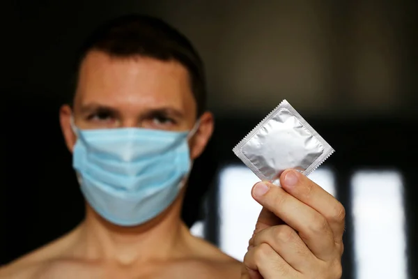 Kondom Manlig Hand Nära Håll Säkert Sex Coronaviruspandemin Man Medicinsk — Stockfoto