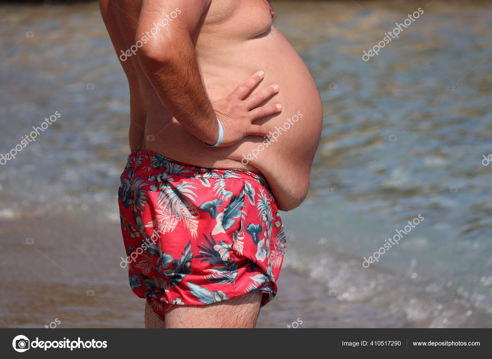 Homme Gros Ventre Debout Sur Une Plage Concept D embonpoint D obesite Photo de stock par olegpmr 410517290