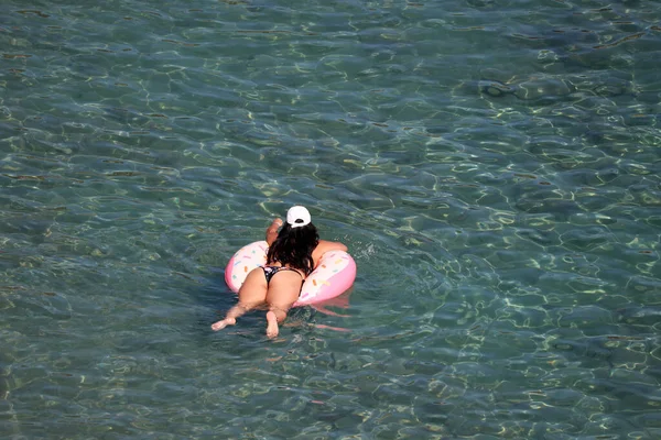 Vrouw Bikini Zwemmen Opblaasbare Donut Ring Een Zee Strandvakantie Ontspanning — Stockfoto