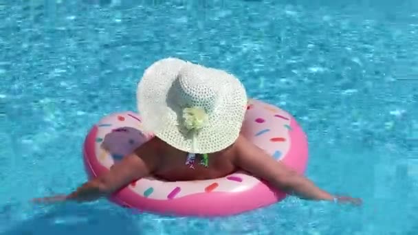 Mujer Sombrero Acostada Anillo Rosquilla Inflable Una Piscina Vacaciones Playa — Vídeo de stock