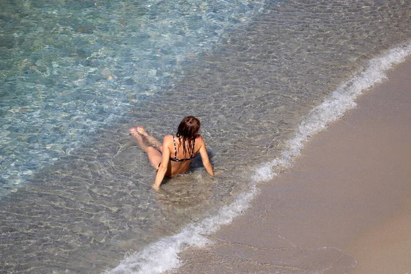 Mujer Bikini Chanclas Coral Tomando Sol Una Playa Tendida Sobre — Foto de Stock