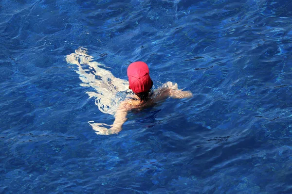 Vrouw Met Rode Pet Zwemmend Het Zwembad Bovenaanzicht Ontspanning Het — Stockfoto