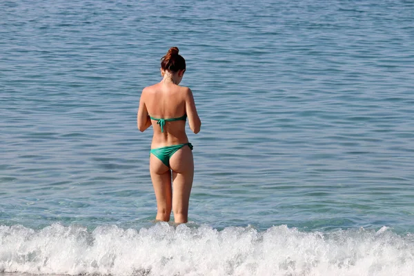 Szczupła Dziewczyna Zielonym Bikini Stojąca Falach Surfingowych Widok Tyłu Wakacje — Zdjęcie stockowe
