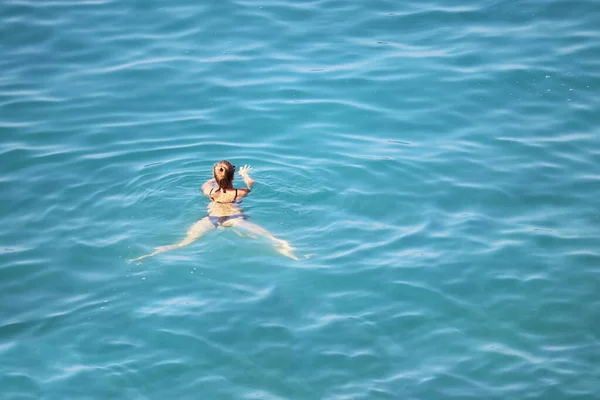 Mulher Biquíni Nadando Mar Azul Vista Aérea Relaxamento Água Férias — Fotografia de Stock