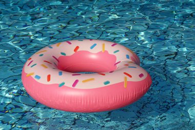 Yüzme havuzunun berrak sularında donut şeklinde şişme halka. Plaj tatili, rahatlama ve rahatlama konsepti.