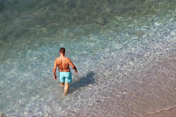 Mannen Blå Shorts Kommer Att Simma Ett Hav Flygfoto Till — Stockfoto