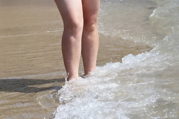 Mujer Caminando Por Arena Olas Marinas Piernas Femeninas Agua Surf —  Fotos de Stock
