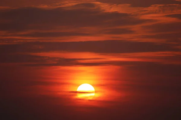 Закат Красочном Драматическом Небе Оранжевое Солнце Светит Сквозь Облака Живописный — стоковое фото