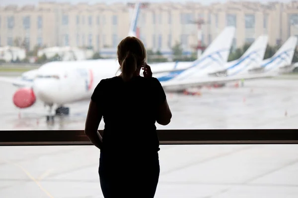 Silhuett Kvinna Talar Mobiltelefon Flygplatsterminalen Passagerare Som Väntar Sin Flygning — Stockfoto