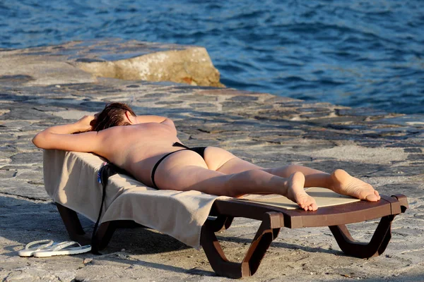 Kvinna Bikini Liggande Solstol Och Solbadande Topless Stenstrand Kvinnlig Skönhet — Stockfoto