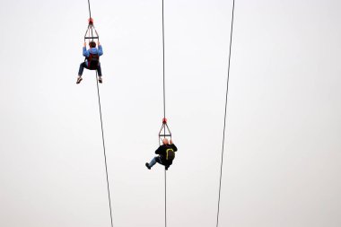 Zeplindeki çift gökyüzü arka planında, alt görünümde