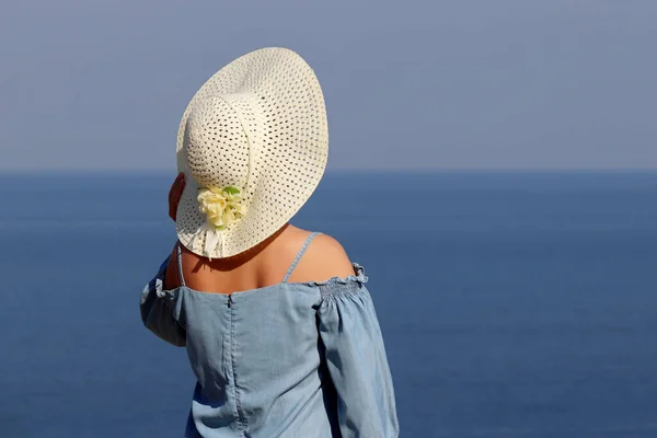 Frau Mit Sonnenhut Und Blauem Kleid Auf Meeresgrund Strandurlaub Entspannen — Stockfoto