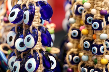 Nazar tılsımları bir Türk dükkanında. Fatima göz, Kem Göz sembolüne karşı koruma, geleneksel Türk tılsımı.