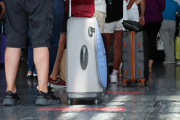 공항에서 사람들 바닥에 표시에 가까이 바퀴와 다리에 환자들은 코로나 바이러스가 — 스톡 사진