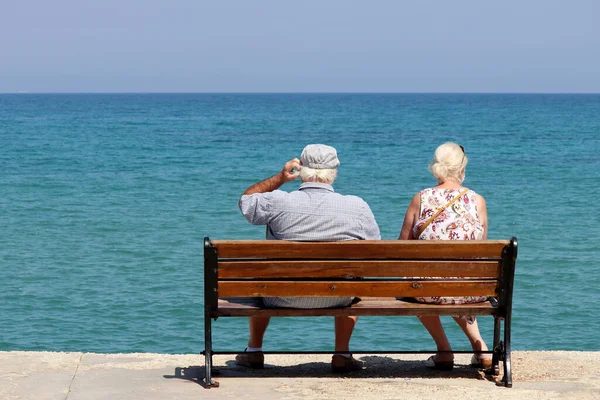Älteres Paar Sitzt Auf Einer Holzbank Auf Blauem Meeresgrund Rückansicht — Stockfoto