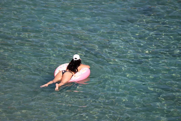 Mulher Nadando Anel Inflável Donut Mar Turquesa Vista Aérea Férias — Fotografia de Stock