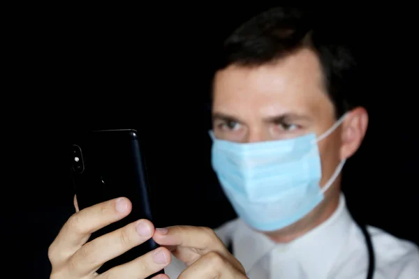 Läkare Mask Med Smartphone Mobiltelefon Manlig Hand Nära Håll Begreppet — Stockfoto