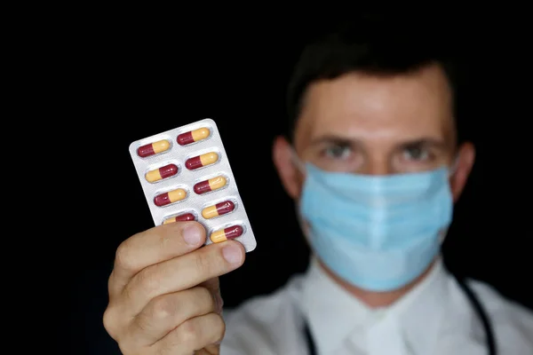 Orvos Orvosi Maszkban Buborékcsomagolásban Gyógyszerrel Kezében Gyógyszerész Gyógyszer Antibiotikum Vagy — Stock Fotó