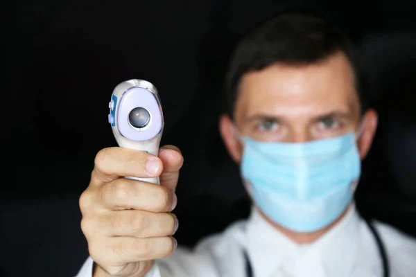 Coronavirus Symtom Mannen Medicinsk Mask Mäter Kroppstemperatur Läkare Med Digital — Stockfoto