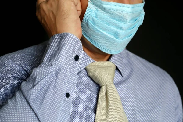 Hombre Mascarilla Desechable Ropa Oficina Sobre Fondo Negro Seguridad Trabajo — Foto de Stock