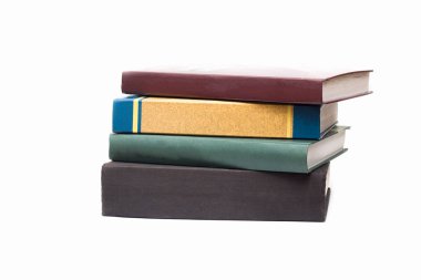 Beyaz bir arka plan üzerinde renkli kitapların bir yığınına izole