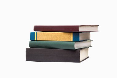 Beyaz bir arka plan üzerinde renkli kitapların bir yığınına izole