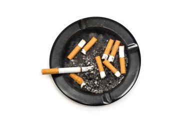 Kül tablası ile Sigara İçilmeyen ve sigara izmaritleri beyaz arka plan üzerinde