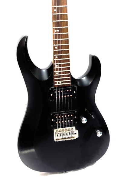 Schwarze Gitarre auf weißem Hintergrund — Stockfoto