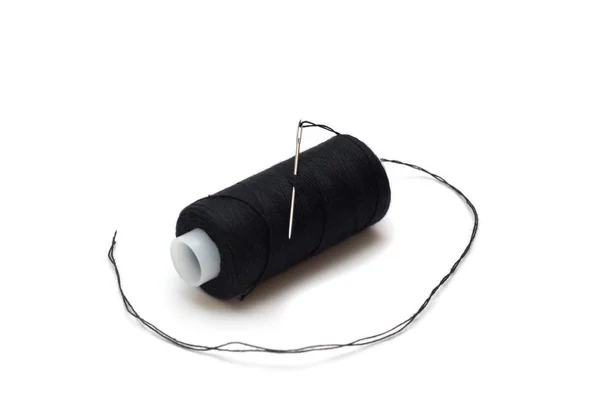 黒糸針と白い背景上のスレッドのスプール — ストック写真
