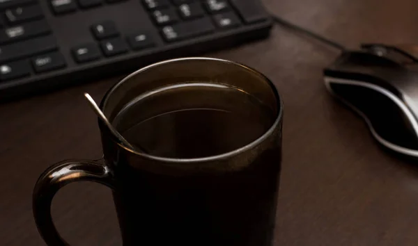 Eine Tasse Kaffee Eine Maus Und Eine Tastatur Der Morgen — Stockfoto