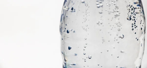 Gotas Uma Garrafa Com Água Fundo Branco — Fotografia de Stock