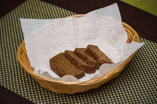 Empat Potong Roti Hitam Serbet Dalam Keranjang — Stok Foto