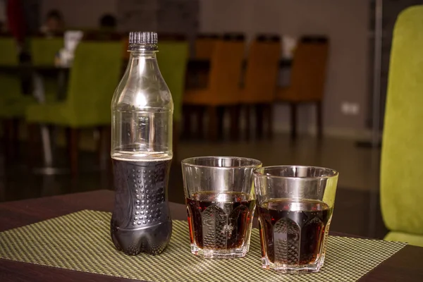 飲み物とテーブルに つのガラスのボトル — ストック写真
