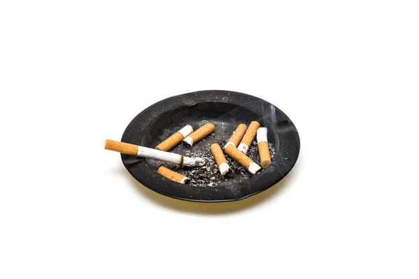 Cinzeiro com cigarro fumante e pontas de cigarro no fundo branco — Fotografia de Stock