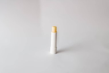 Bir tüp beyaz bir arka plan üzerinde beyaz ruj izole