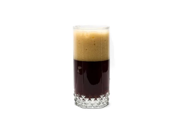 Bière Foncée Dans Verre Avec Mousse Sur Fond Blanc — Photo