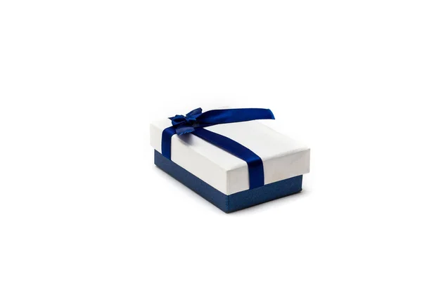 Weiße Geschenkschachtel Mit Blauem Band Auf Weißem Hintergrund Isoliert — Stockfoto