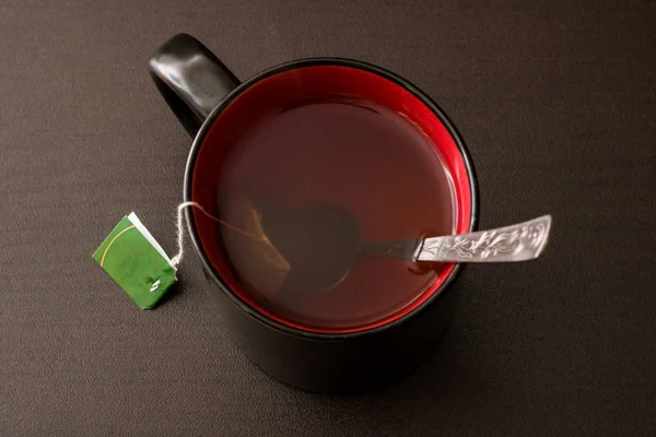 Xícara Preta Com Chá Uma Mesa Madeira Escura Interior Estilo — Fotografia de Stock