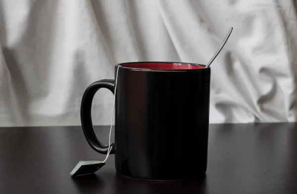 Taza Negra Con Una Mesa Madera Oscura Interior Estilo —  Fotos de Stock