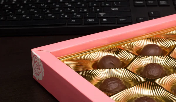 Rosa Schachtel Mit Pralinen Und Einer Tastatur Süßigkeiten Und Geschmacksrichtungen — Stockfoto