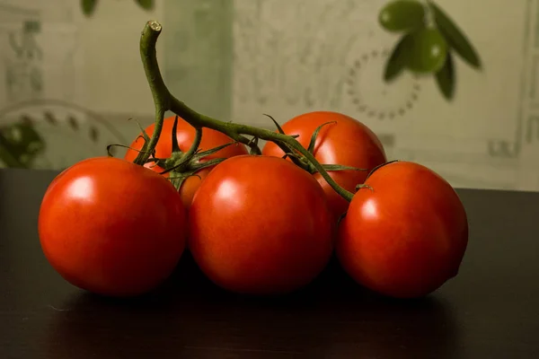 Muitos Tomates Ramo Uma Mesa Madeira — Fotografia de Stock