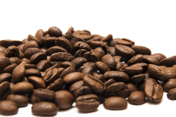 Haufen Von Ganzen Kaffeebohnen Auf Weißem Hintergrund Isolieren — Stockfoto