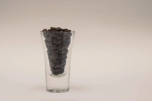 Ganze Kaffeebohnen Glas Auf Beigem Hintergrund — Stockfoto