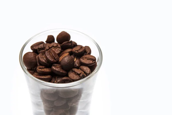 Granos Café Enteros Vaso Sobre Fondo Blanco Aislar —  Fotos de Stock