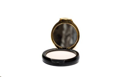 Toz ve ayna beyaz arka plan, kalıcı makyaj ve güzellik